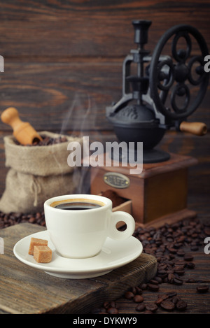 Tasse de café expresso avec broyeur vintage sur fond de bois Banque D'Images