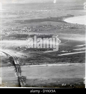 Cette image montre le 125e Escadron de liaison pendant la seconde Guerre mondiale, soulignant leur rôle dans la prestation de services de communication et de transport essentiels pour les opérations militaires. Banque D'Images
