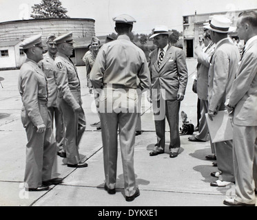 Le 125e escadron de liaison a joué un rôle vital pendant la seconde Guerre mondiale, effectuant des missions de reconnaissance et de liaison à l'aide d'avions légers. Cette image montre le personnel et leurs avions pendant leur service dans le conflit. Banque D'Images