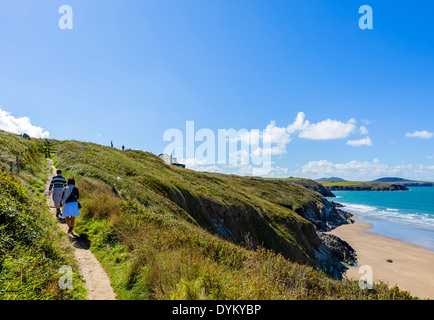 Couple sur le chemin de la côte du Pembrokeshire à Whitesands Beach près de St David's, Pembrokeshire, Pays de Galles, Royaume-Uni Banque D'Images