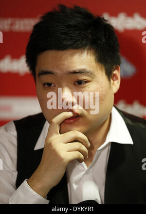 Sheffield, Royaume-Uni. 21 avril 2014. Ding Junhui de Chine réagit au cours de la conférence de presse après sa journée 1 match contre l'Anglais Michael Wasley au jour 3 de World Snooker Championship au théâtre Crucible dans Sheffeild, Grande-Bretagne, le 21 avril 2014. Ding a perdu 9-10. Source : Xinhua/Alamy Live News Banque D'Images