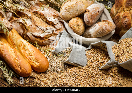 Différents types de pains dans un garde-manger Baker Banque D'Images