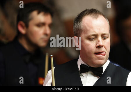 Sheffield, Royaume-Uni. 21 avril 2014. John Higgins écossais réagit au cours de sa Journée 1 match contre son compatriote Alan McManus au jour 3 du World Snooker Championship au théâtre Crucible dans Sheffeild, Grande-Bretagne, le 21 avril 2014. Alan McManus a dirigé avec 6-3 après la première session. Source : Xinhua/Alamy Live News Banque D'Images