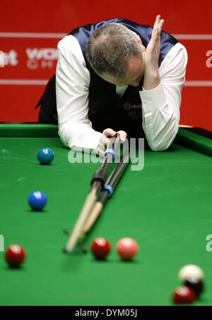 Sheffield, Royaume-Uni. 21 avril 2014. John Higgins écossais réagit au cours de sa Journée 1 match contre son compatriote Alan McManus au jour 3 du World Snooker Championship au théâtre Crucible dans Sheffeild, Grande-Bretagne, le 21 avril 2014. Alan McManus a dirigé avec 6-3 après la première session. Source : Xinhua/Alamy Live News Banque D'Images