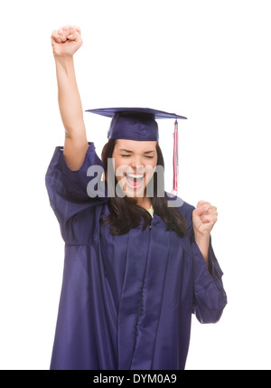 Heureux de son diplôme Mixed Race Female Wearing Cap and Gown Cheering isolé sur un fond blanc. Banque D'Images