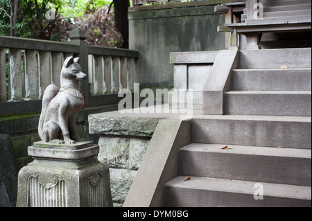 Gardien du Temple, Nezu, Tokyo, Japon Banque D'Images