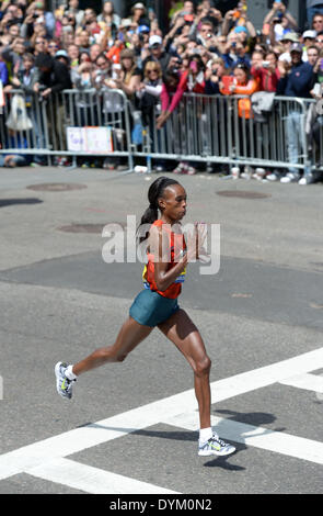 Boston, USA. Apr 21, 2014. Rita Jeptoo du Kenya s'étend de la ligne d'arrivée du marathon de Boston en 2014 à Boston, Massachusetts, États-Unis, 21 avril 2014. Rita Jeptoo a demandé le titre de la division des femmes avec 2 heures 18 minutes et 57 secondes. Credit : Yin Bogu/Xinhua/Alamy Live News Banque D'Images