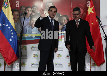 (140422) -- CARACAS, 22 avril 2014 (Xinhua) -- le ministre chinois des affaires étrangères Wang Yi (à gauche) rencontre son homologue vénézuélien Elias Jaua au ministère des Affaires étrangères à Caracas, Venezuela, le 21 avril 2014. ( Xinhua/Boris Vergara) Banque D'Images