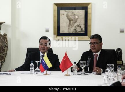 (140422) -- CARACAS, 22 avril 2014 (Xinhua) -- le ministre chinois des affaires étrangères Wang Yi (à gauche) rencontre son homologue vénézuélien Elias Jaua au ministère des Affaires étrangères à Caracas, Venezuela, le 21 avril 2014. ( Xinhua/Boris Vergara) Banque D'Images