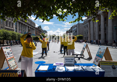 L'Irlande, Dublin, O'Connel Street, démonstration de militants chinois en face de la Poste générale historique palace Banque D'Images