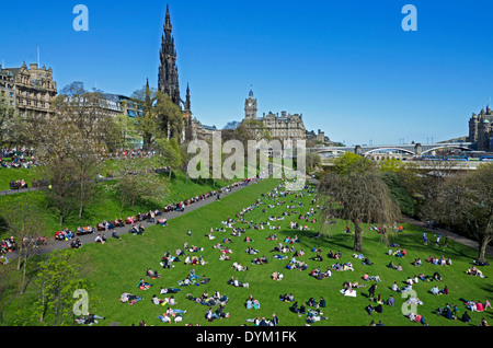 La recherche à travers les jardins de Princes Street à l'Hôtel Balmoral et le Scott Monument à Édimbourg, Écosse, Royaume-Uni Banque D'Images