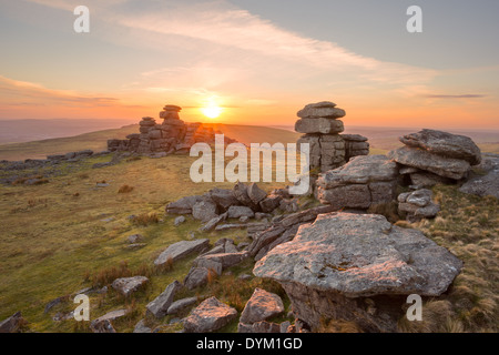 Coucher du soleil sur le parc national de Dartmoor Tor discontinues Devon Uk Banque D'Images