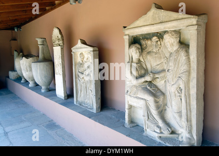 L'article 16 en les pierres tombales dans l'avant-cour du musée d'Athènes Grèce Kerameikos agissant comme l'inhumation Banque D'Images