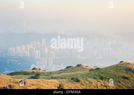 Hong Kong caché par la pollution de l'air, vue de la colline de Kowloon Banque D'Images