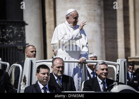 Rome, Italie. Apr 20, 2014. Cité du Vatican, Vatican ''" le 20 avril 2014 : Le Pape François salue les fidèles à la fin de la Messe du Dimanche de Pâques sur la Place Saint-Pierre au Vatican le 20 avril 2014. Le pape François a tenu une messe sur la Place Saint-Pierre au Vatican pour célébrer le Jour de Pâques, les plus joyeux jour de l'année chrétienne, qui commémore la résurrection du Christ Jésus. © Giuseppe Ciccia/NurPhoto ZUMAPRESS.com/Alamy/Live News Banque D'Images