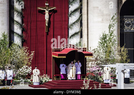 Rome, Italie. Apr 20, 2014. Cité du Vatican, Vatican ''" le 20 avril 2014 : Le Pape François célèbre la Messe de Pâques sur la Place Saint-Pierre au Vatican le 20 avril 2014. Le pape François a tenu une messe sur la Place Saint-Pierre au Vatican pour célébrer le Jour de Pâques, les plus joyeux jour de l'année chrétienne, qui commémore la résurrection du Christ Jésus. © Giuseppe Ciccia/NurPhoto ZUMAPRESS.com/Alamy/Live News Banque D'Images