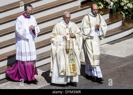 Rome, Italie. Apr 20, 2014. Cité du Vatican, Vatican ''" le 20 avril 2014 : Le Pape François célèbre la Messe de Pâques sur la Place Saint-Pierre au Vatican le 20 avril 2014. Le pape François a tenu une messe sur la Place Saint-Pierre au Vatican pour célébrer le Jour de Pâques, les plus joyeux jour de l'année chrétienne, qui commémore la résurrection du Christ Jésus. © Giuseppe Ciccia/NurPhoto ZUMAPRESS.com/Alamy/Live News Banque D'Images