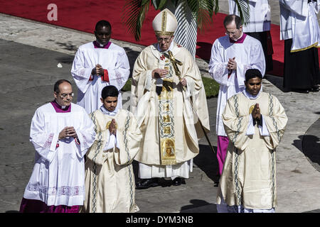 Rome, Italie. Apr 20, 2014. Cité du Vatican, Vatican ''" le 20 avril 2014 : Le Pape François célèbre la Messe de Pâques sur la Place Saint-Pierre au Vatican le 20 avril 2014. Le pape François a tenu une messe sur la Place Saint-Pierre au Vatican pour célébrer le Jour de Pâques, les plus joyeux jour de l'année chrétienne, qui commémore la résurrection du Christ Jésus. © Giuseppe Ciccia/NurPhoto ZUMAPRESS.com/Alamy/Live News Banque D'Images