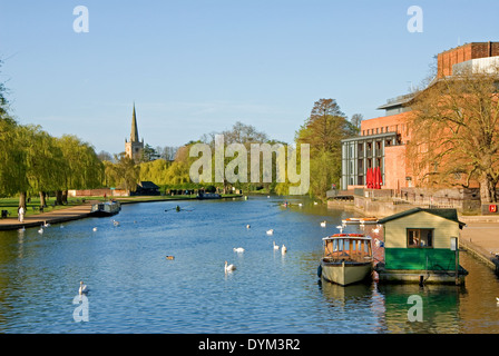 La rivière Avon dans le centre de Stratford-upon-Avon, en vue de l'église Holy Trinity. Banque D'Images
