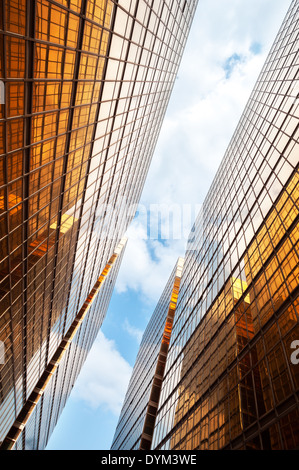 Les immeubles de bureaux en miroir avec ciel bleu et nuages, Hong Kong Banque D'Images