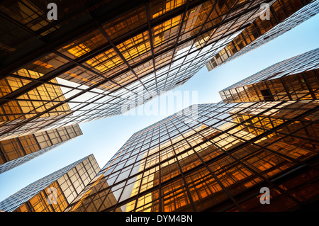 Tourné vers le haut symétrique de tours de bureaux modernes, Hong Kong Banque D'Images