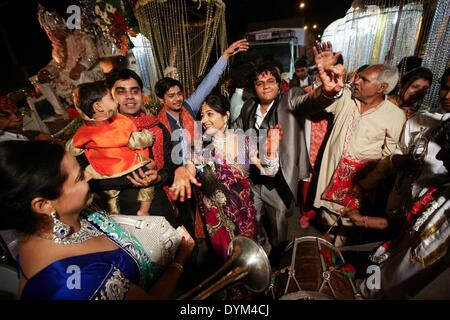 New Delhi, Inde. Apr 21, 2014. Les gens dansent lors d'un mariage traditionnel à New Delhi, Inde, le 21 avril 2014. © Zheng Huansong/Xinhua/Alamy Live News Banque D'Images