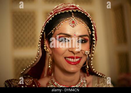 New Delhi, Inde. Apr 21, 2014. La mariée attend que son époux pendant son mariage traditionnel à New Delhi, Inde, le 21 avril 2014. © Zheng Huansong/Xinhua/Alamy Live News Banque D'Images