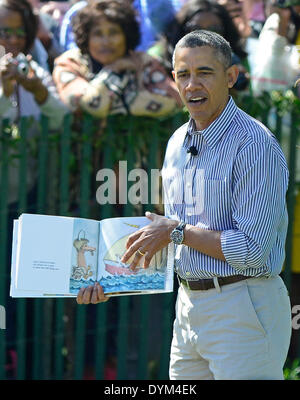 Washington, DC, USA. Apr 21, 2014. Le président américain Barack Obama se lit 'Where The Wild Things Are' qu'il participe à la Maison blanche aux Œufs de Pâques sur la pelouse Sud de la Maison Blanche à Washington, DC, USA, 21 avril 2014. Photo : Ron Sachs /afp -AUCUN SERVICE DE FIL/KEIN BILDFUNK-/dpa/Alamy Live News Banque D'Images