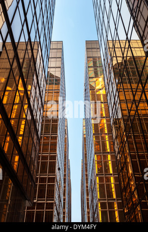 Gratte-ciel de verre symétrique reflétant la lumière du soleil à Hong Kong Banque D'Images