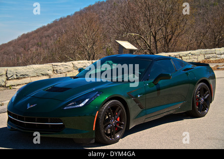 Limerock Green 2014 Corvette Stingray sur le Cherohala Skyway. Banque D'Images