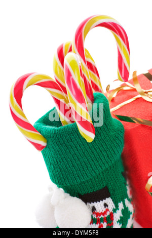 Noël encore la vie traditionnelle avec canne de Noël, et de chaussettes cadeau rouge. Noël traditionnel américain. Banque D'Images