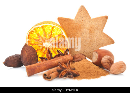 Gingerbread cookies en forme d'étoile et de tranche d'orange. Épices culinaires aromatiques et divers les noix, la cannelle, l'anis et de noël Banque D'Images