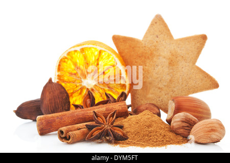 Épices aromatiques culinaires fond de noël. L'anis, cannelle et divers écrous. Gingerbread cookie en forme d'étoile et écrous Banque D'Images