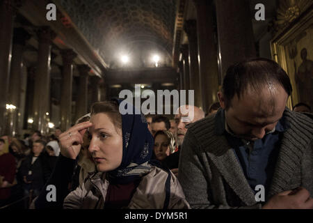 19 avril, 2014 - St Petersburg, Russie - Les croyants orthodoxes au cours d'un service de Pâques à la Cathédrale de Kazan. Saint Petersburg, Russie, le 19 avril 2014. (Crédit Image : © Valya Egorshin NurPhoto ZUMAPRESS.com) / / Banque D'Images