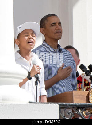 Washington, DC, USA. Apr 21, 2014. Cam Anthony, un jeune de 12 ans chanteur de Philadelphie, Pennsylvanie, chante l'hymne national que le président des États-Unis Barack Obama écoute pour ouvrir la Maison blanche aux Œufs de Pâques sur la pelouse Sud de la Maison Blanche à Washington, DC, USA, 21 avril 2014. Photo : Ron Sachs /afp -AUCUN SERVICE DE FIL/KEIN BILDFUNK-/dpa/Alamy Live News Banque D'Images