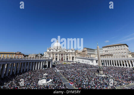 Rome, Italie. Apr 20, 2014. Cité du Vatican, Vatican ''" le 20 avril 2014 : Le point de vue de Place Saint Pierre dans la Cité du Vatican au cours de la Messe du Dimanche de Pâques célébrée par le Pape François le 20 avril 2014. Le pape François a tenu une messe sur la Place Saint-Pierre au Vatican pour célébrer le Jour de Pâques, les plus joyeux jour de l'année chrétienne, qui commémore la résurrection du Christ Jésus. © Giuseppe Ciccia/NurPhoto ZUMAPRESS.com/Alamy/Live News Banque D'Images