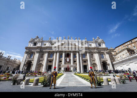 Rome, Italie. Apr 20, 2014. Cité du Vatican, Vatican ''" le 20 avril 2014 : Le Pape François célèbre la Messe de Pâques sur la Place Saint-Pierre au Vatican le 20 avril 2014. Le pape François a tenu une messe sur la Place Saint-Pierre au Vatican pour célébrer le Jour de Pâques, les plus joyeux jour de l'année chrétienne, qui commémore la résurrection du Christ Jésus. © Giuseppe Ciccia/NurPhoto ZUMAPRESS.com/Alamy/Live News Banque D'Images