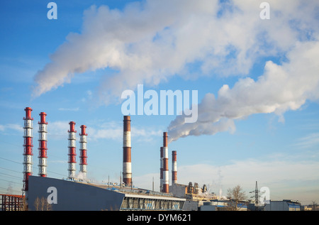 Paysage industriel. Les tubes de fumée, à la centrale électrique au-dessus de ciel bleu Banque D'Images