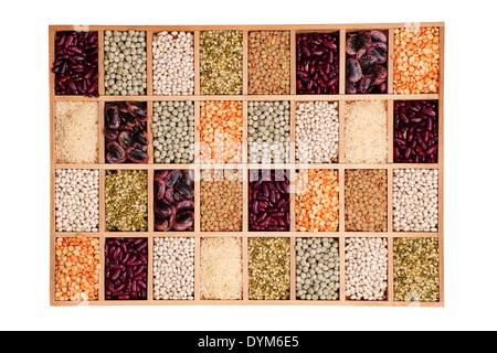 Variation des différents haricots, lentilles et pois en boîte en bois. Collection de légumineuses. Banque D'Images