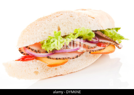 Sandwich au poulet Délicieux jambon de dinde avec des légumes frais, de la salade et d'herbes fraîches fromage chedar sur fond blanc. Banque D'Images