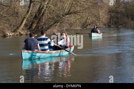 Les étudiants de l'Université d'Oxford en Angleterre Oxford Nautique Banque D'Images