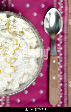 Dans un bol de fromage cottage rustique Banque D'Images