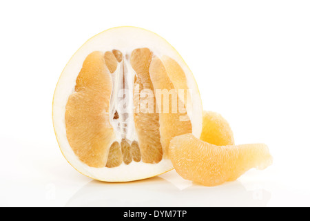 Pomelos et morceaux pelées isolé sur fond blanc. Des fruits sains de manger. Banque D'Images