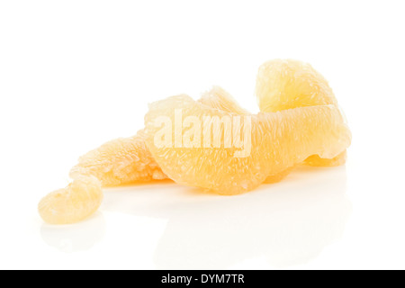 Pièces Pomelo isolé sur fond blanc. Arrière-plan de fruits sains. Banque D'Images