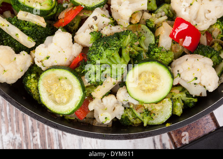 Légumes à la vapeur colorée sur le panoramique, vue d'en haut. Végétarien et Végétalien culinaire saine alimentation. Banque D'Images