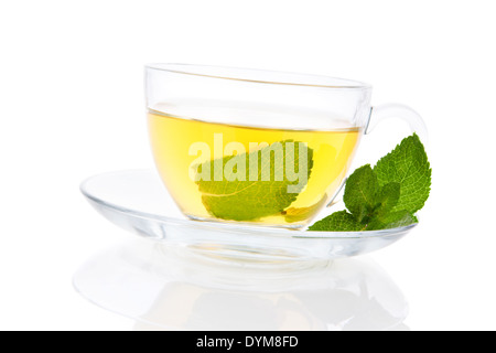 Le thé à la menthe avec des feuilles de menthe poivrée en verre transparent verre isolé sur fond blanc avec chemin de détourage. Plateau sain d Banque D'Images