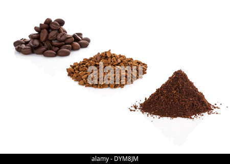 Variation du café. Les grains de café, café moulu et le café soluble instantané heaps isolé sur fond blanc. Café culinaire Banque D'Images