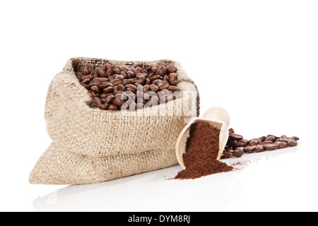 Brown sac de grains de café, café moulu et écope en bois isolé sur fond blanc. Café culinaire nature morte. Banque D'Images