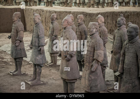 Les chiffres de l'Armée de terre cuite, guerrier, une partie de la sépulture, Hall 1, le mausolée du premier empereur Qin Shi Huang à Xi'an Banque D'Images