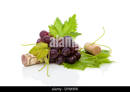 Vin de luxe la vie encore. Vin rouge les raisins et wine corks isolé sur fond blanc avec la réflexion. Consommation de Vins culinaires, Banque D'Images